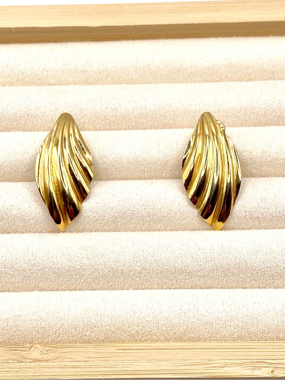 Vintage Sarah Coventry Gold Ribbed Leaf Clip Earrings